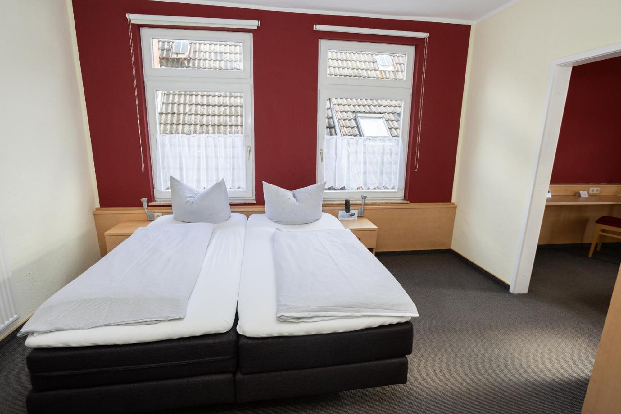Hotel Zur Linde Meldorf Bagian luar foto