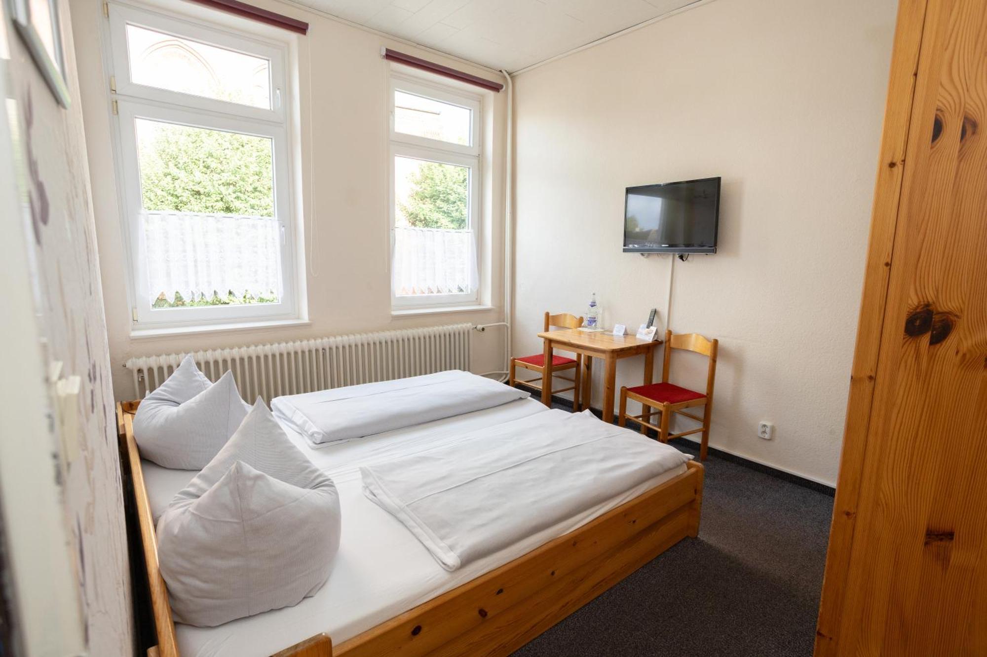Hotel Zur Linde Meldorf Bagian luar foto