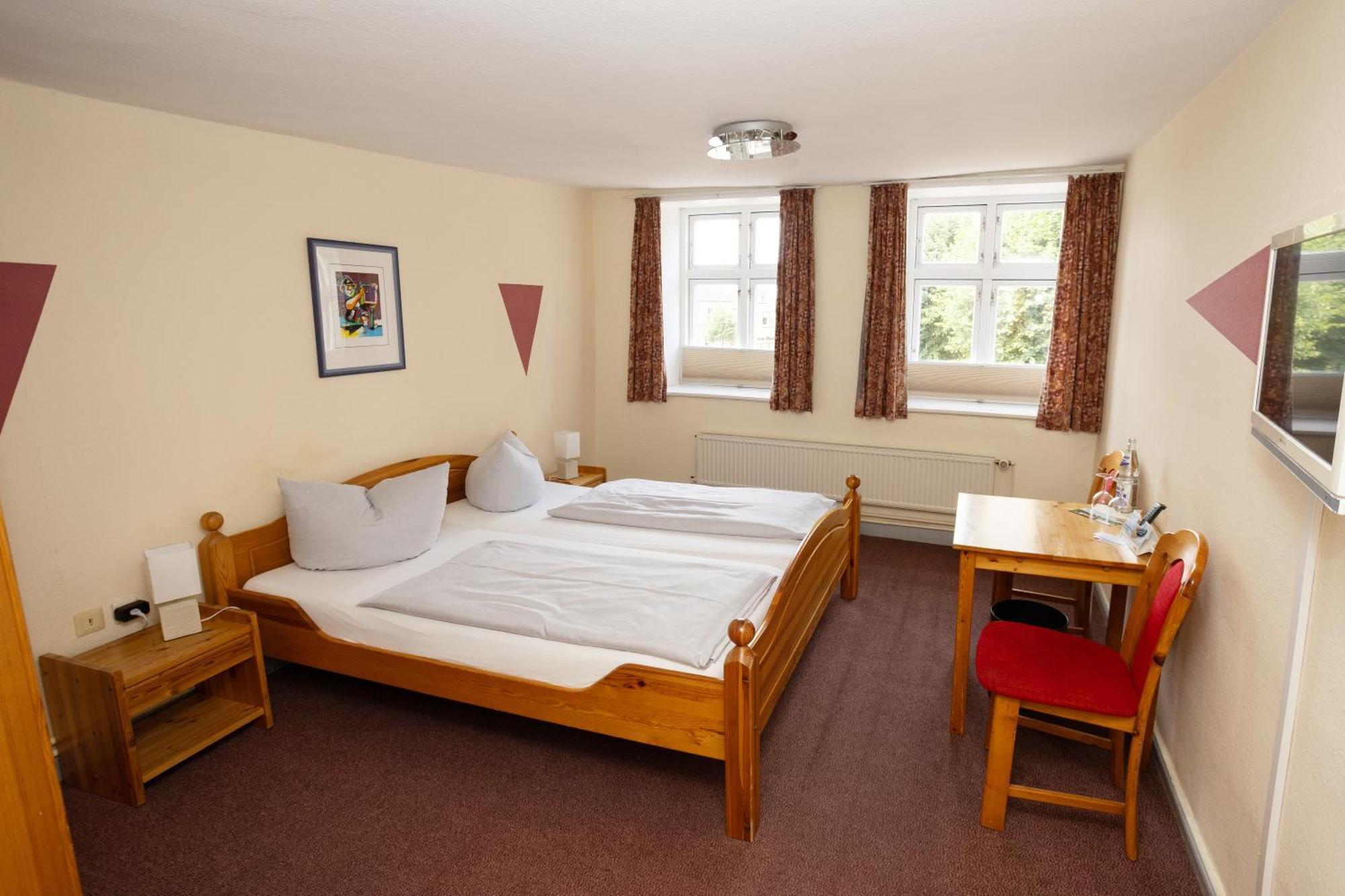 Hotel Zur Linde Meldorf Bagian luar foto